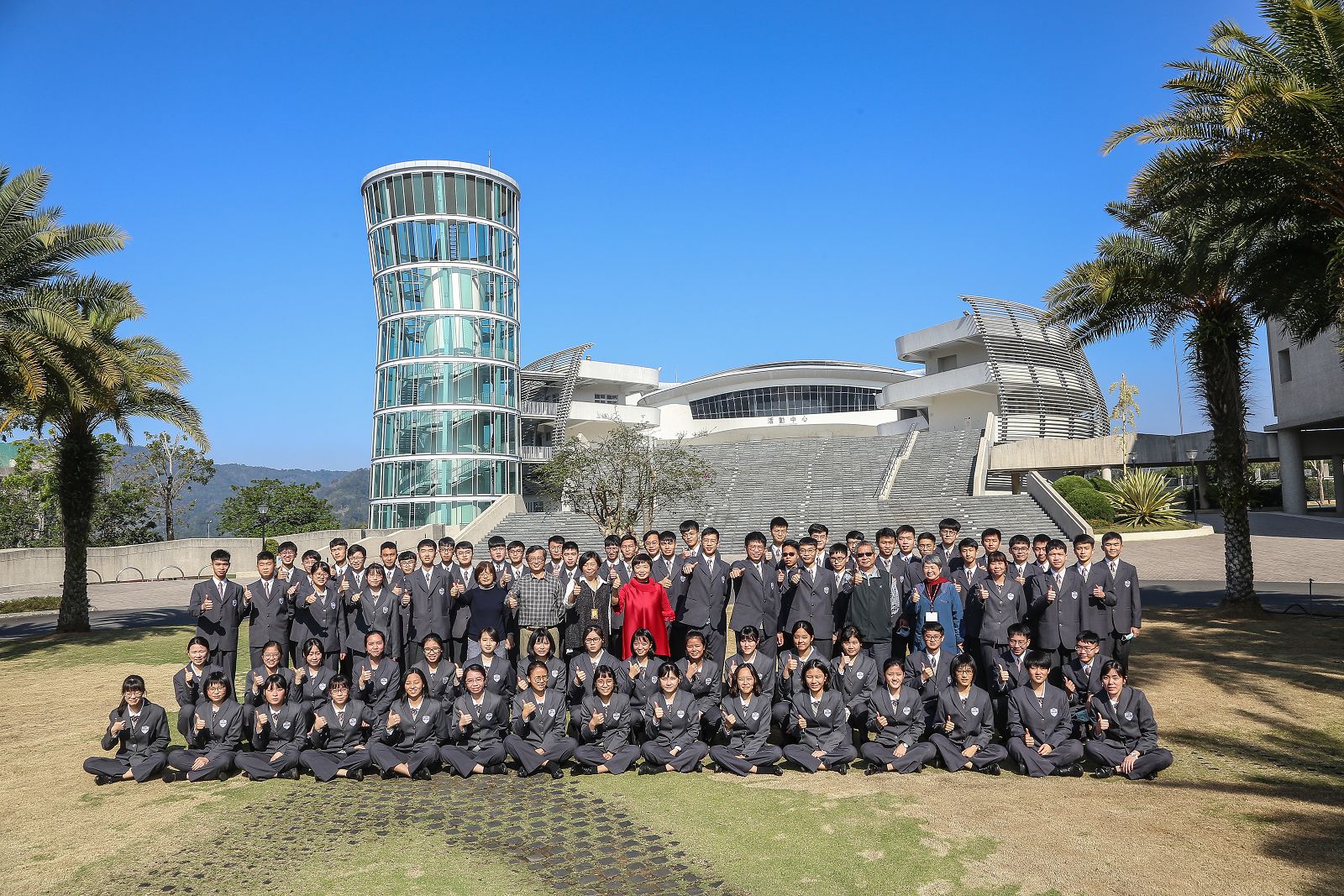 普台高中林秋惠校長(第三排左9)、副校長、班導與學測級分優異的學生開心合影。.jpg