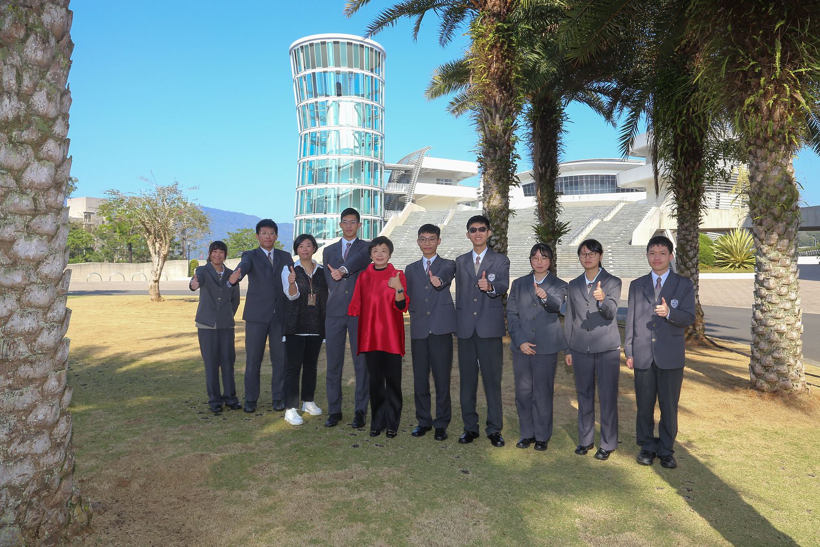 學測70級分以上同學開心與林秋惠校長(左五)、班導李佳佩老師(左三)合影.jpg