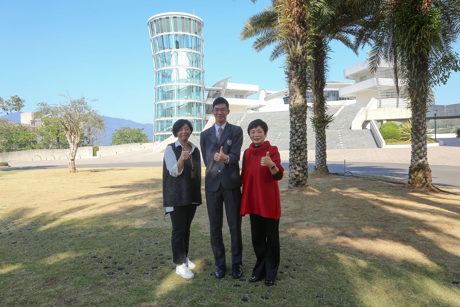 學測75滿級分翁瑋杉(中)與林秋惠校長(右)、班導李佳佩(左)合影.jpg