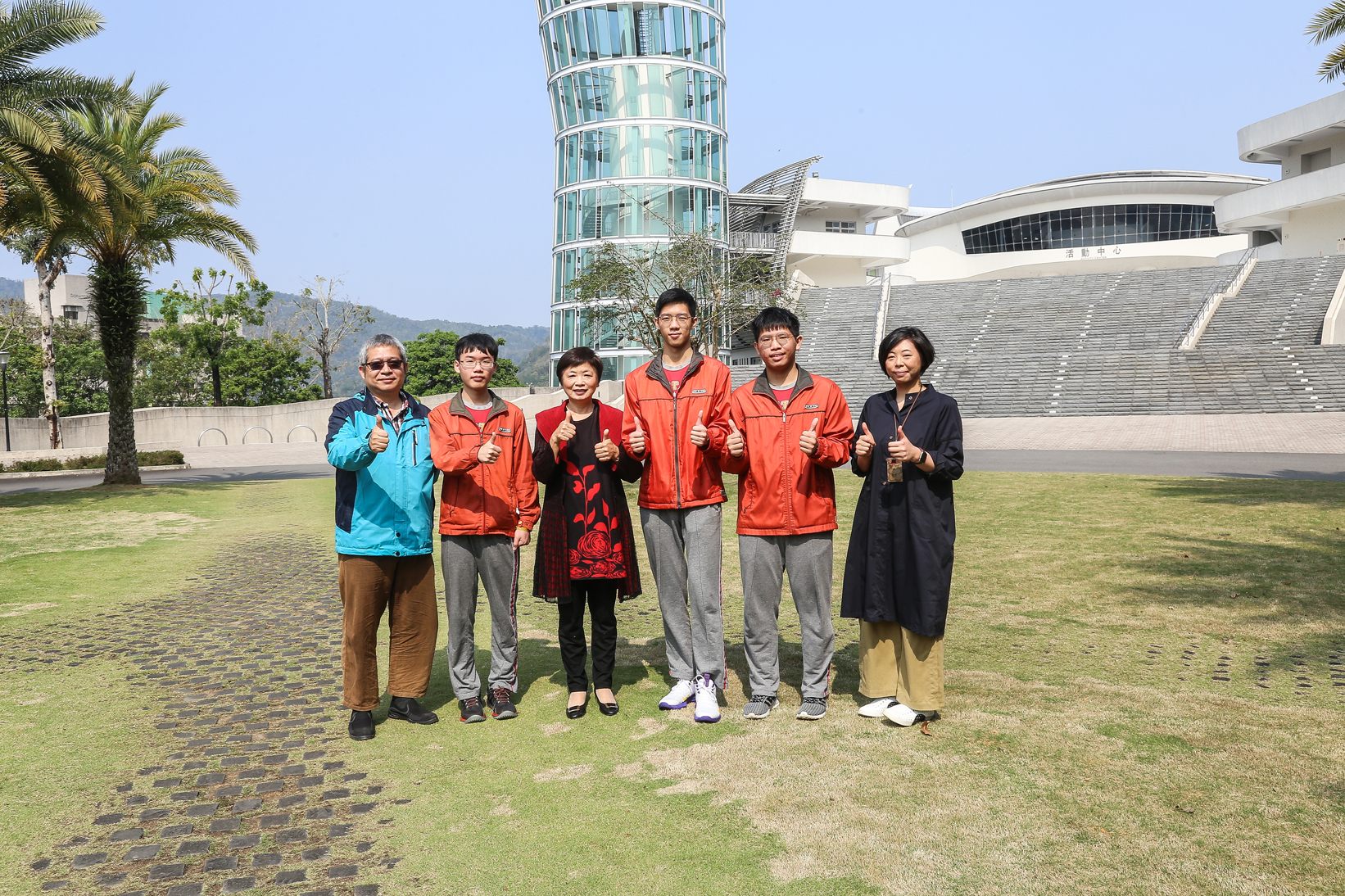 錄取台大電機系翁瑋杉(右三)、台大昆蟲系王淨喜(右五)、陽明醫學系黃雅信(右二)，與普台高中校長林秋惠(右四)、副校長洪誌陽(左一)、班導李佳佩老師(右一)歡喜合影。.jpg