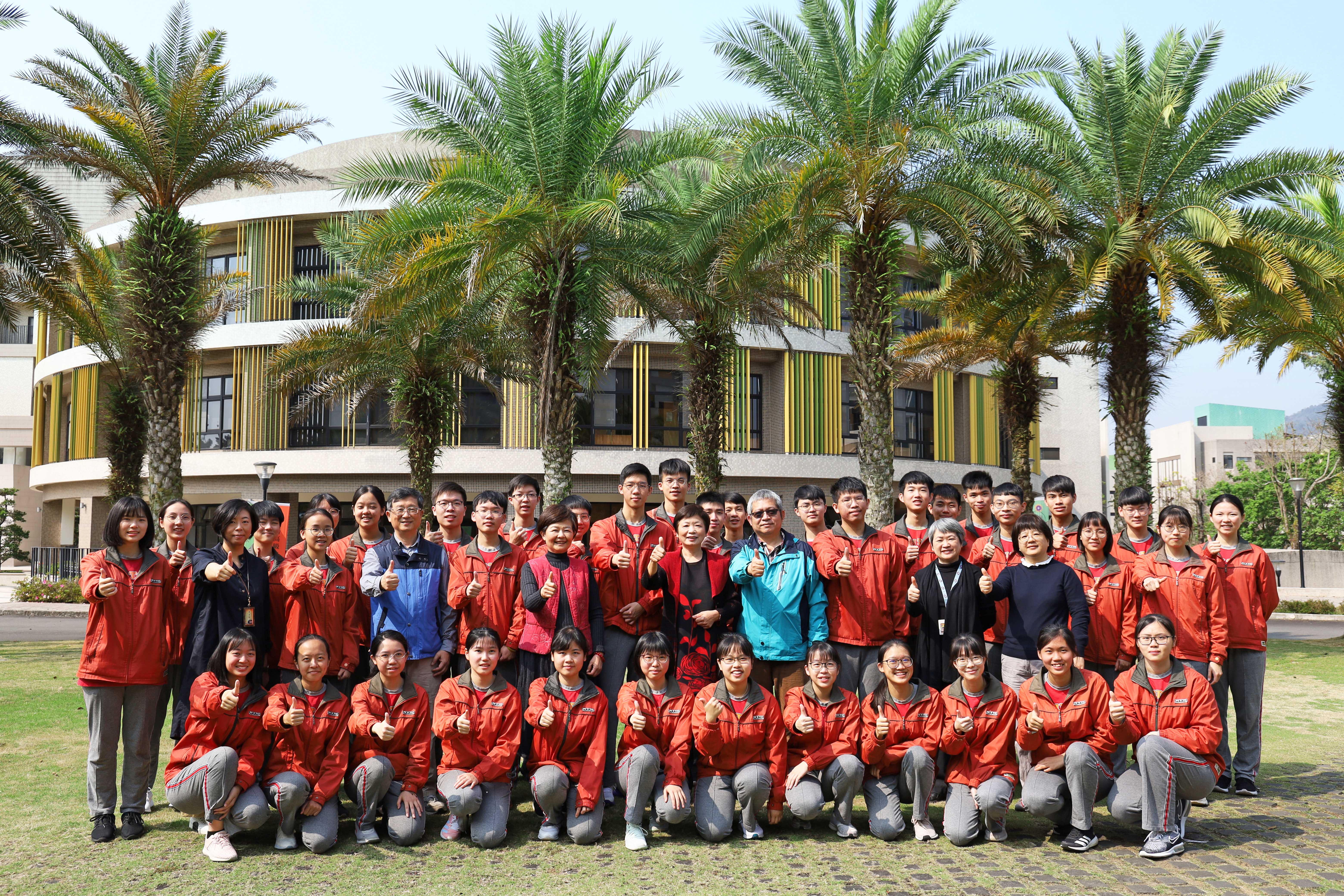 普台高中繁星推薦大放異彩！錄取台大、清大、交大等頂尖學府學生與師長歡喜合影。第二排右六起洪誌陽副校長、林秋惠校長。.jpg