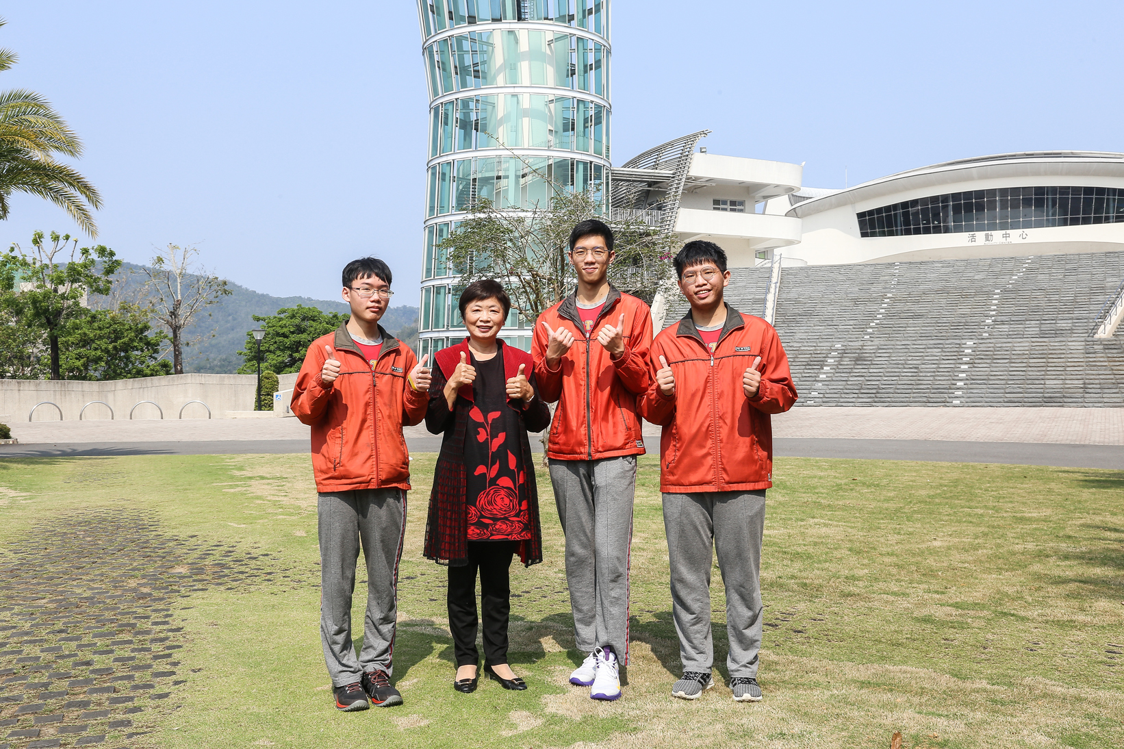 錄取台大電機系翁瑋杉(右二)、台大昆蟲系王淨喜(左一)、陽明醫學系黃雅信(右一)，與普台高中校長林秋惠(左二)，開心合影。.jpg